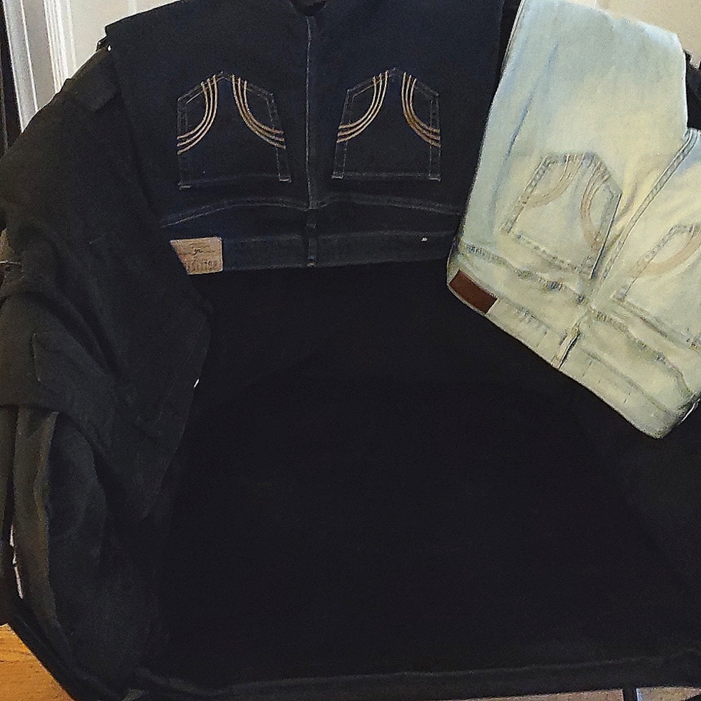 3 PAIRS OF HOLLISTER JEANS LIKE NEW AND A HOLLISTER ZIPPER SWEATSHIRT
